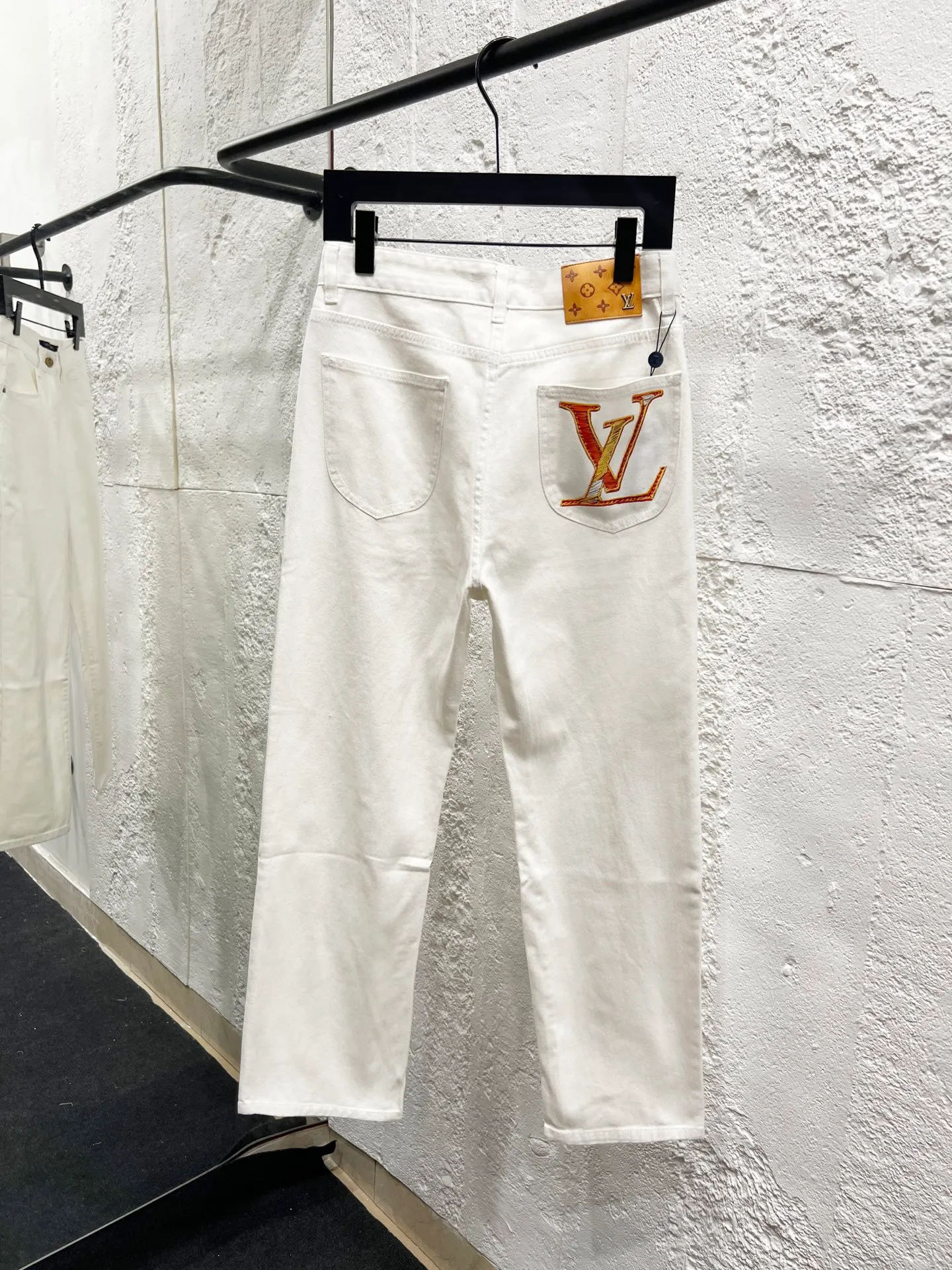 🅿️260 Style number: H946 LOUIS VUITTON & Louis Vuitton LV 25Fw jeans with patterned logo print on the back pocket. They are hand-positioned, hollowed out and frayed. The lining is decorated with custom presbyopic patches. A full set of new accessories are customized simultaneously, with perfect details. The overall texture is high-end and fashionable, an unreplicable work of art, exclusive first shipment, extremely popular heavy-duty design, and customized hardware accessories. A must-have for high street luxury travel!  Size: 28-30-32-34-36 Color: white